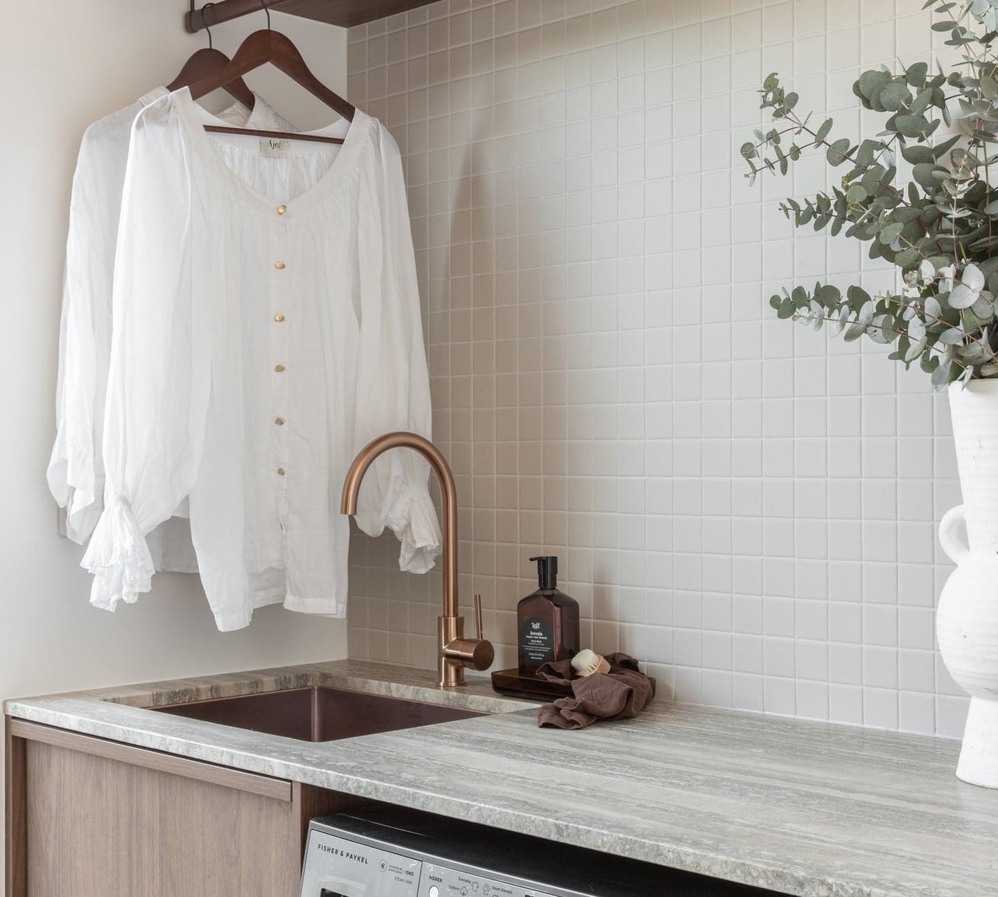 Laundry fixtures